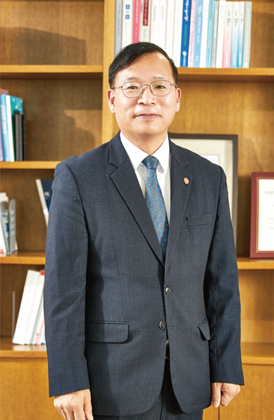 2022년 새롭게 취임한 강도태 이사장이 서재 앞에서 환하게 웃고 있는 모습이 담겨진 이미지