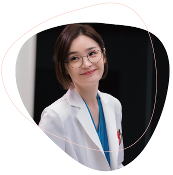배우 전미도가 드라마 슬기로운 의사생활 촬영 당시 채송화 역할로 연기하던 모습 이미지