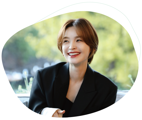 배우 전미도가 새롭게 시작하는 드라마 <서른, 아홉>에서 맡은 정찬영이라는 인물의 모습을 하고 밝에 웃으며 취재진과 대화를 나누고 있는 이미지