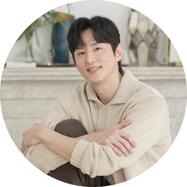 즐거운 만남의 주인공 배우 권율이 환하게 웃고 있는 아마자