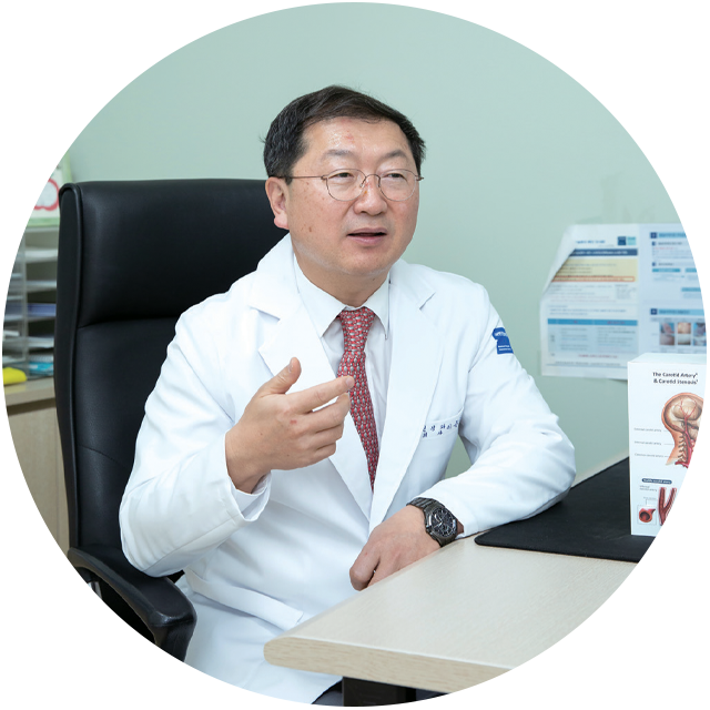 뇌졸중은 골든타임을 지키는 것이 중요하다고 설명하는 국민건강보험 일산병원 신경과 이준홍 교수
