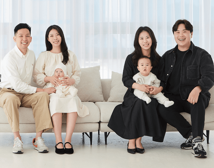보건의료자원실 조혜진 대리, 홍보실 안승준 대리 부부 + 3개월 아들 안우진과 비급여관리실 홍민희 대리, 인력지원실 신창욱 대리 부부 + 11개월 아들 신도윤 사진